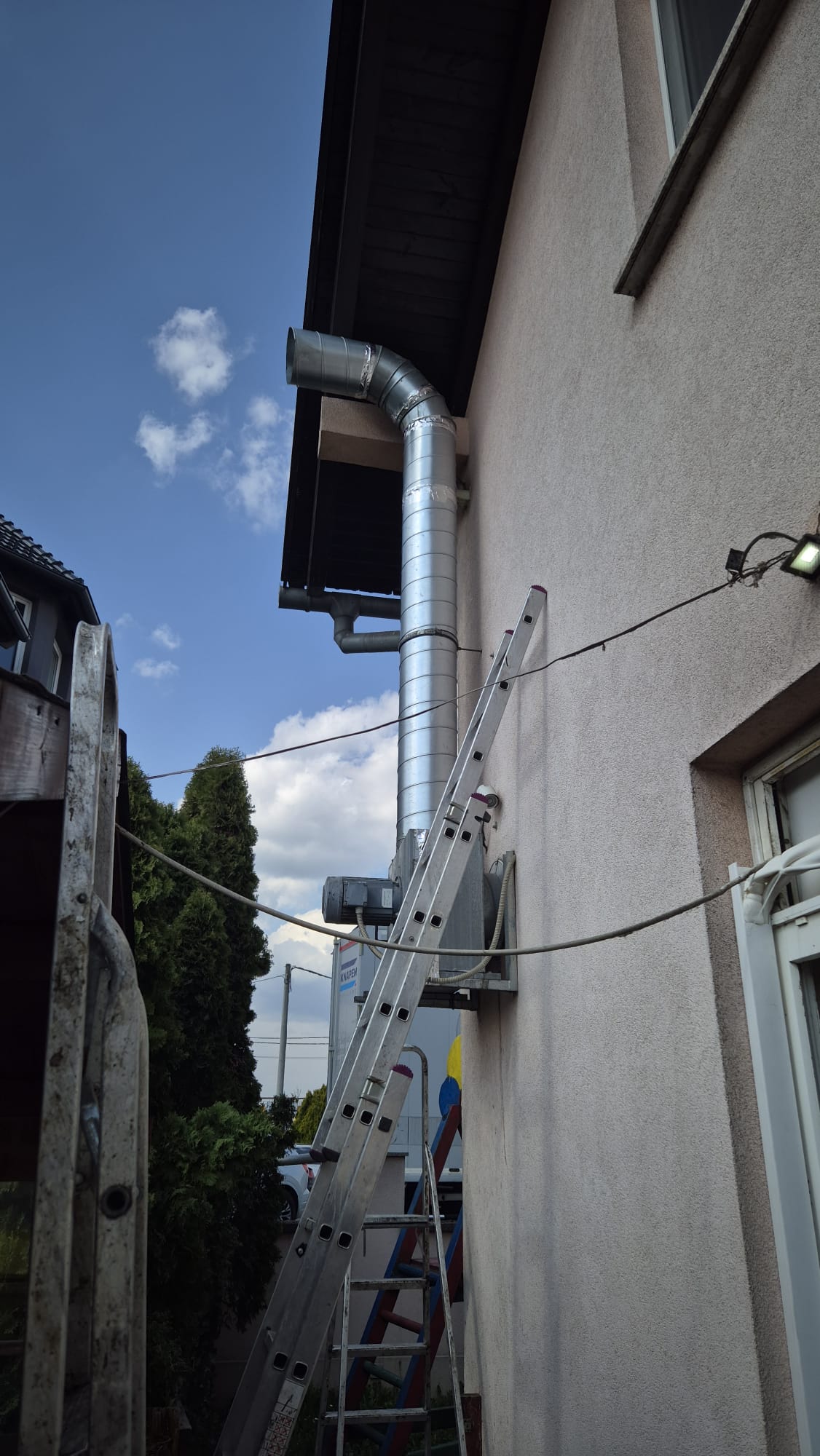 Vanjski ispušni ventilacijski vod uz objekt