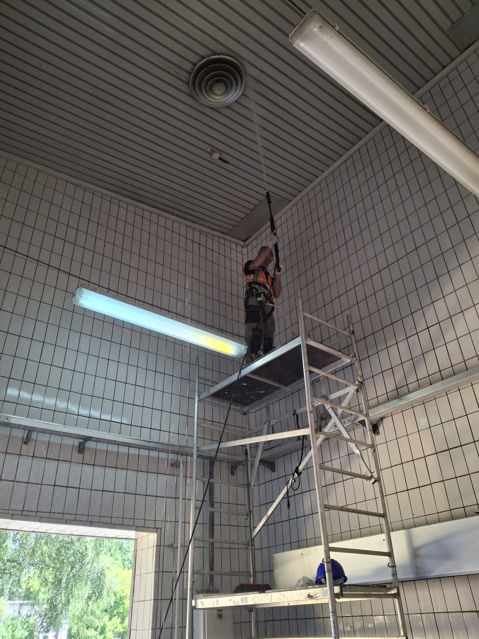 Radnik izvodi tehničko čišćenje u objektu